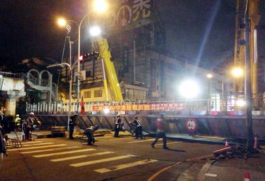文心路與大雅路口行人陸橋進行拆除(圖)