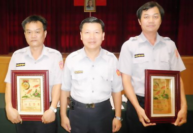 斗南警分局警員榮退分局長致贈紀念品(圖)