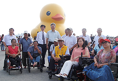 小巨人與18公尺小鴨相見歡(圖)