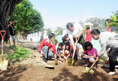 嘉縣搶救老榕樹鹿草國小總動員(圖)