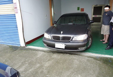 通緝犯躲汽車旅館警查緝遭衝撞開槍制伏(圖)