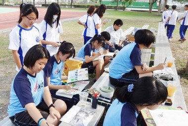 台中一中美術班學生至水里商工寫生(圖)