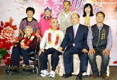 中市社會局舉行鑽石婚暨白金婚紀念表揚(圖)