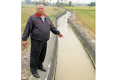 大里區環河路出現黃褐色污水(圖)