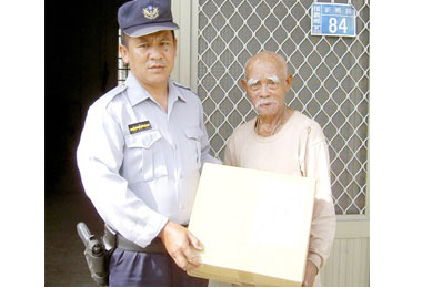 信義善心人士贈愛心物資獲好評(圖)