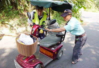老夫妻共乘電動代步車彎道處引擎燒壞(圖)