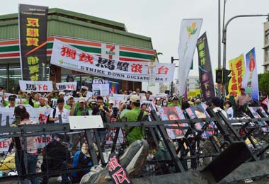 國民黨召開全代會民眾抗議聲不斷(圖)