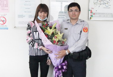 車禍少女送鮮花感謝恩警救命(圖)