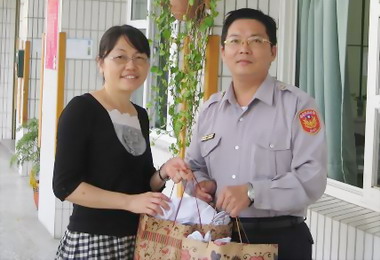 善心人士提供愛心襪送學童獲讚賞(圖)