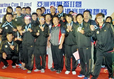 亞洲賽艇盃水里商工划船隊抱金盃歸國(圖)