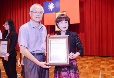 南投代縣長陳志清表揚模範公務員(圖)