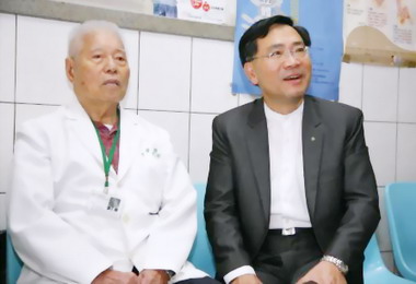 中市副市長蔡炳坤拜訪老醫師李吉村(圖)