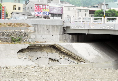 霧峰乾溪堤防出現窟窿令人憂心忡忡(圖)