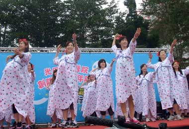 光田醫院慶祝101歲醫護搞怪大玩創意(圖)