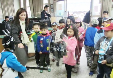 國小學童參訪新光派出所扮演威風警探(圖)