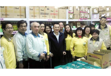副市長徐中雄偕夫人擔任食物銀行一日志工(圖)