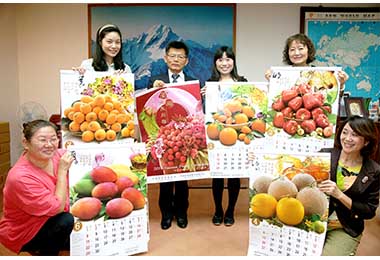 高市贈建國103年新年水果月曆(圖)