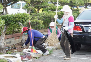 竹市長許明財向環保志工成員致意(圖)