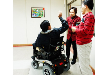 交通局免費為電動代步車裝設警示小旗(圖)