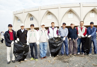 台船旗津淨灘公司慶落實企業社會責任(圖)