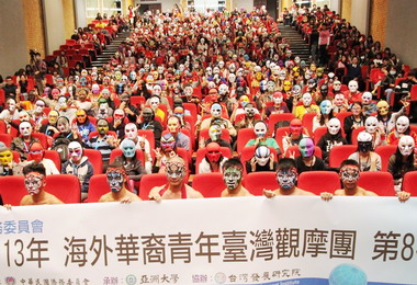 馬來西亞青少年到亞大欣賞民俗技藝團表演(圖)