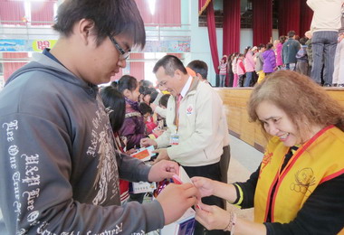 濟世功德會辦寒冬送暖活動(圖)