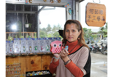 琉璃貓頭鷹飾品結合傳統的編織(圖)