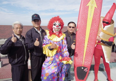 大安變裝衝浪大賽登場(圖)