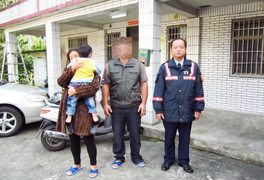 熱心警助迷失幼童返家家屬感謝不已(圖)