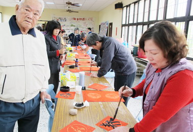 集集辦新春揮毫寫春聯活動(圖)