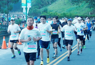 日月潭櫻舞飛揚環湖路跑賽熱鬧登場(圖)