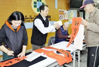 八十八歲翁揮毫贈春聯回饋社會(圖)