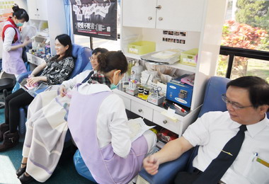 挽袖捐熱血高雄關舉辦捐血活動(圖)