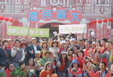 帶領農民到總統府 蘇治芬：中央應重視農業(圖)