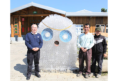 1500個寶特瓶製作環保貓頭鷹(圖)