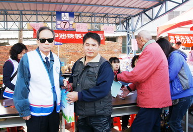 中油寒冬送暖愛在大寮(圖)