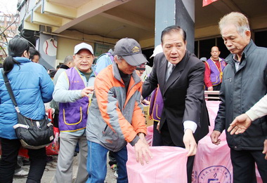 竹市救急會發放冬令慰問物資濟助弱勢家庭(圖)