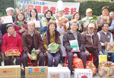 日頭花姐妹會募物資關心弱勢年長者(圖)