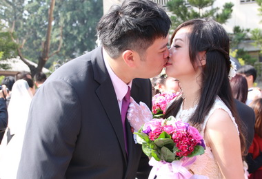 嘉義市民集團結婚50對新人甜蜜完婚(圖)