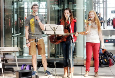 國際青年高鐵左營站用歌聲傳愛(圖)