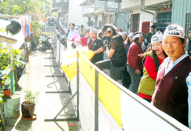 太平長龍路遭人圍堵部分路面引起抗議(圖)
