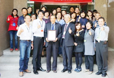 高雄關務長赴榮宏與鴻一報關頒發AEO證書(圖)