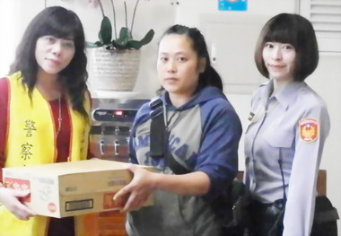 女警積極搶救輕生男子(圖)