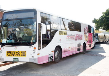搭乘153谷關新幹線公車賞泰迪熊展(圖)