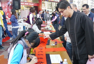 屏東聲暉聽障協進會寫春聯免費贈民眾(圖)