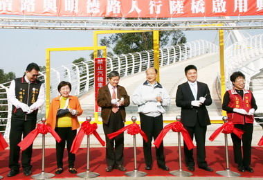 清泉崗前中清路與明德路人行陸橋落成(圖)
