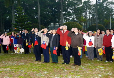 臺灣省政府辦元旦升旗暨虎山步道健行(圖)