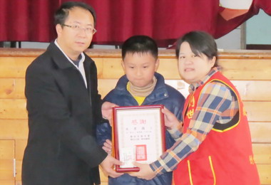 學童獻愛義賣助獨老年菜(圖)