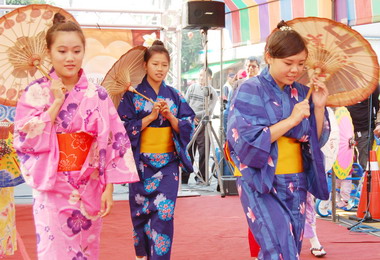 愛在大里杙傘傘發亮紀念傘首度亮相(圖)