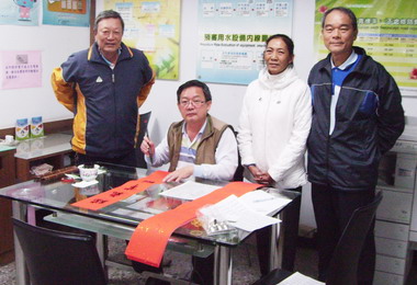 水公司辦繳水費送春聯活動反應熱烈(圖)